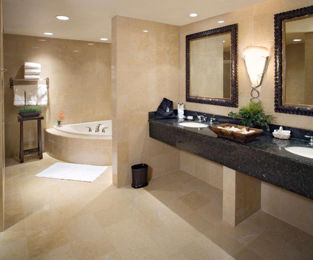 Embassy Suites by Hilton East Peoria Riverfront Hotel & Conference Center has Jacuzzi suites