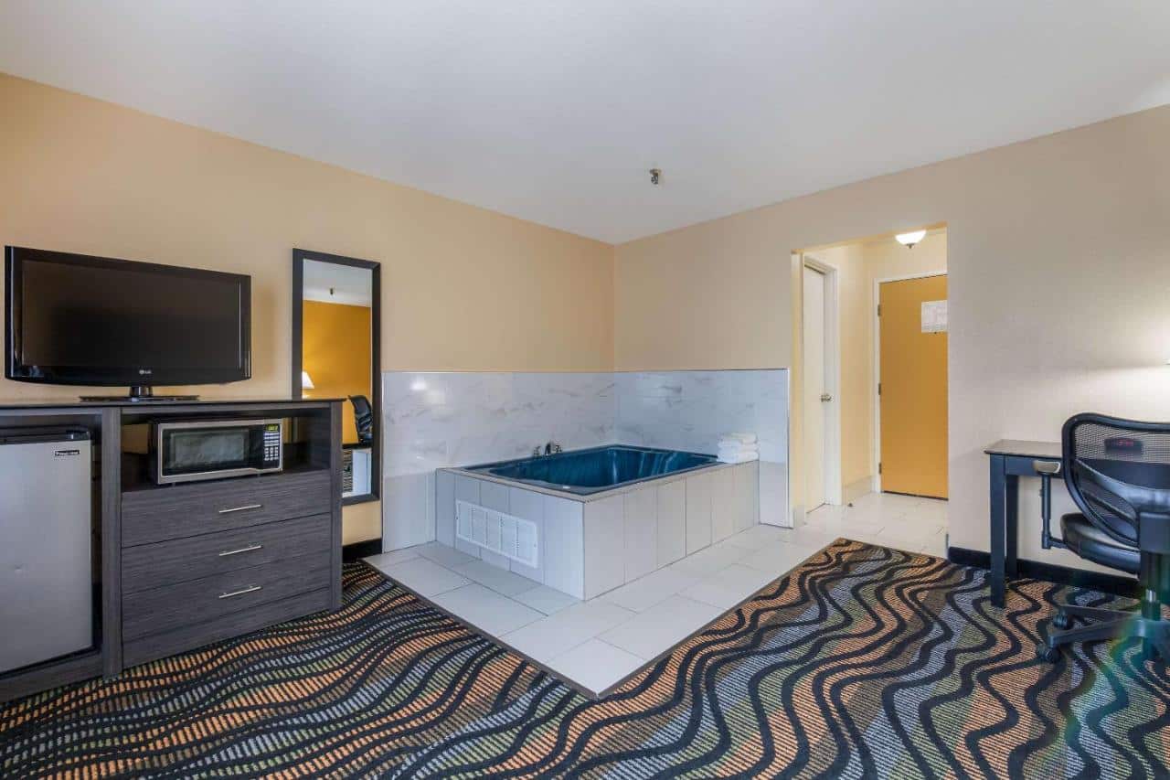 Equality Inn Rockford has Jacuzzi suites