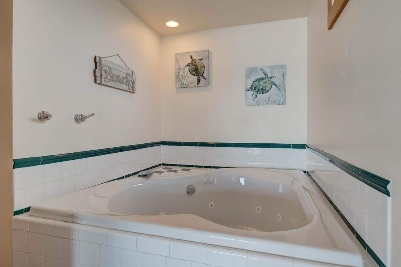 Ester Lee Oceanview Inn has Jacuzzi suites