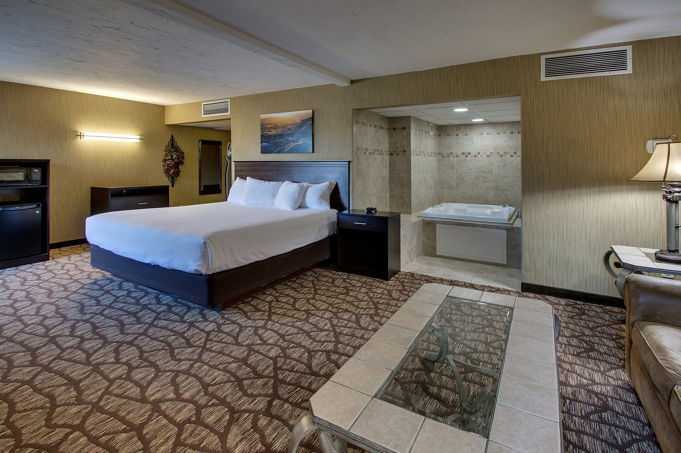 Everspring Inn Bismarck has Jacuzzi suites