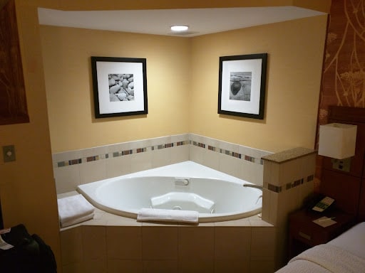 Fairfield Inn & Suites Sioux Falls has Jacuzzi suites