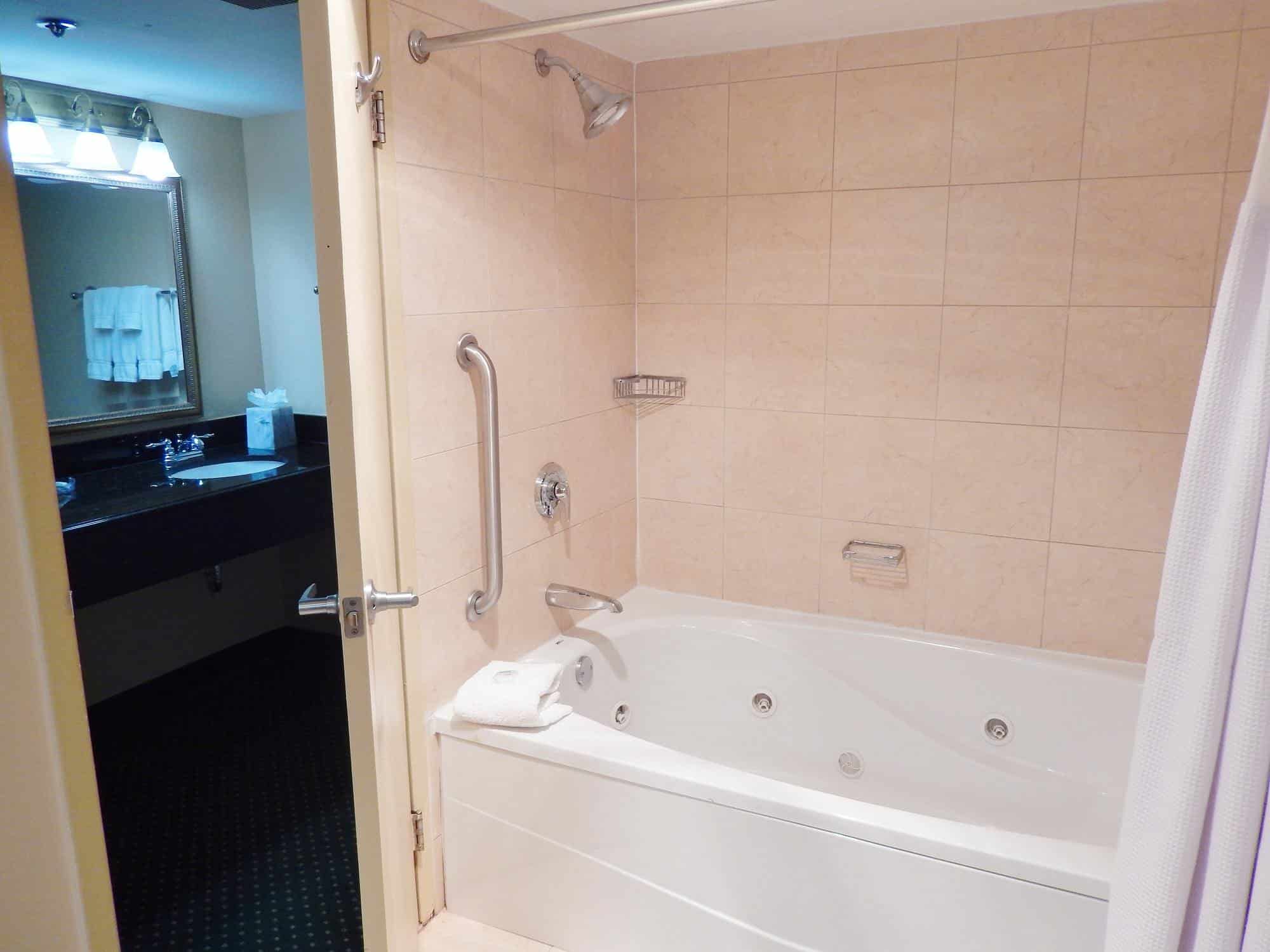 Fort Magruder Hotel Trademark Collection by Wyndham has Jacuzzi suites