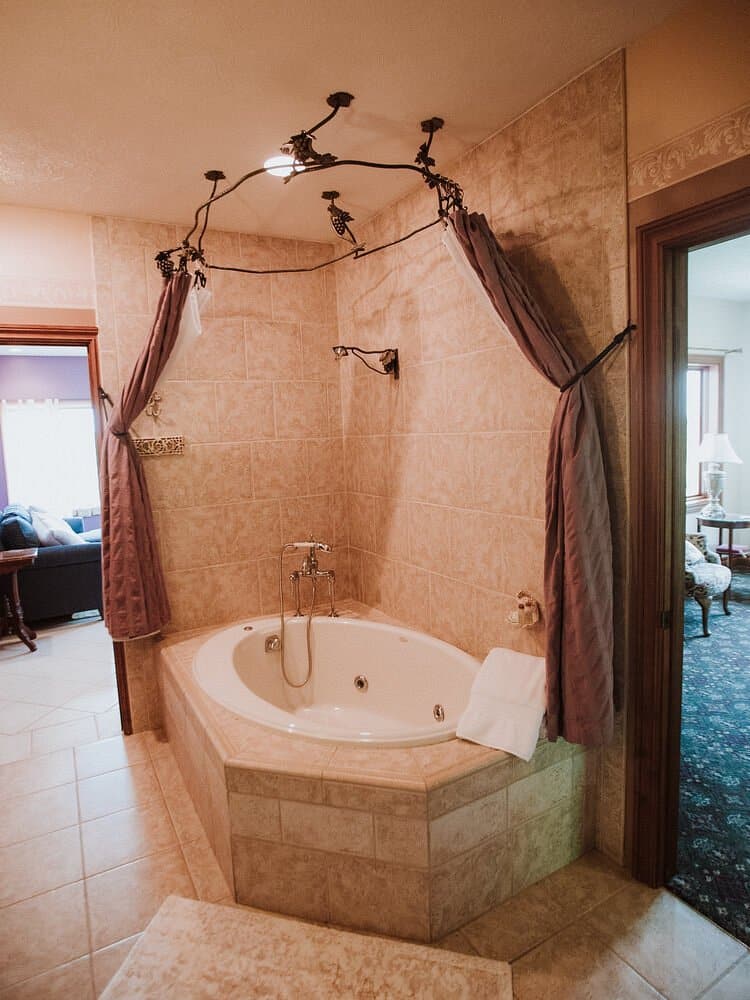 Grey Hare Inn has Jacuzzi suites