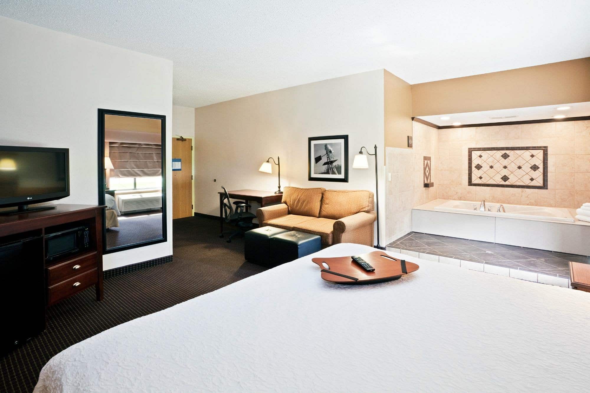 Hampton Inn Sioux Falls has Jacuzzi suites