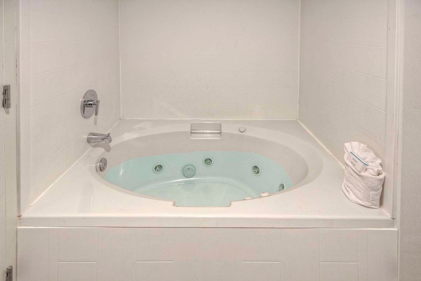Hampton Inn & Suites Clermont has Jacuzzi suites