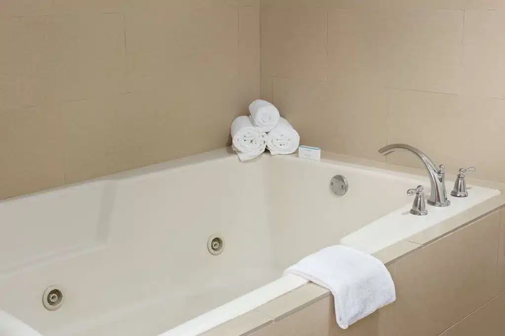 Hampton Inn & Suites Manchester-Bedford has Jacuzzi suites