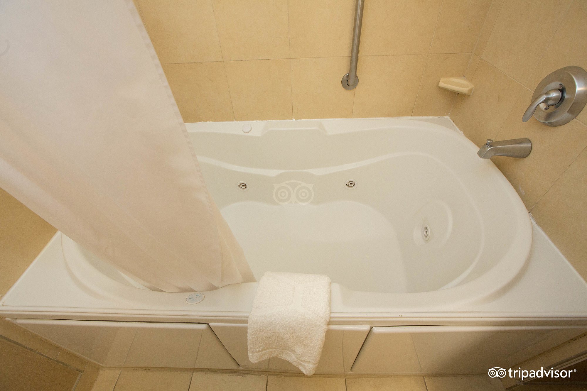 Hampton Inn & Suites Staten Island has Jacuzzi suites