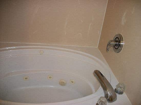 Hampton Inn & Suites Williamsburg-Richmond Road has Jacuzzi suites