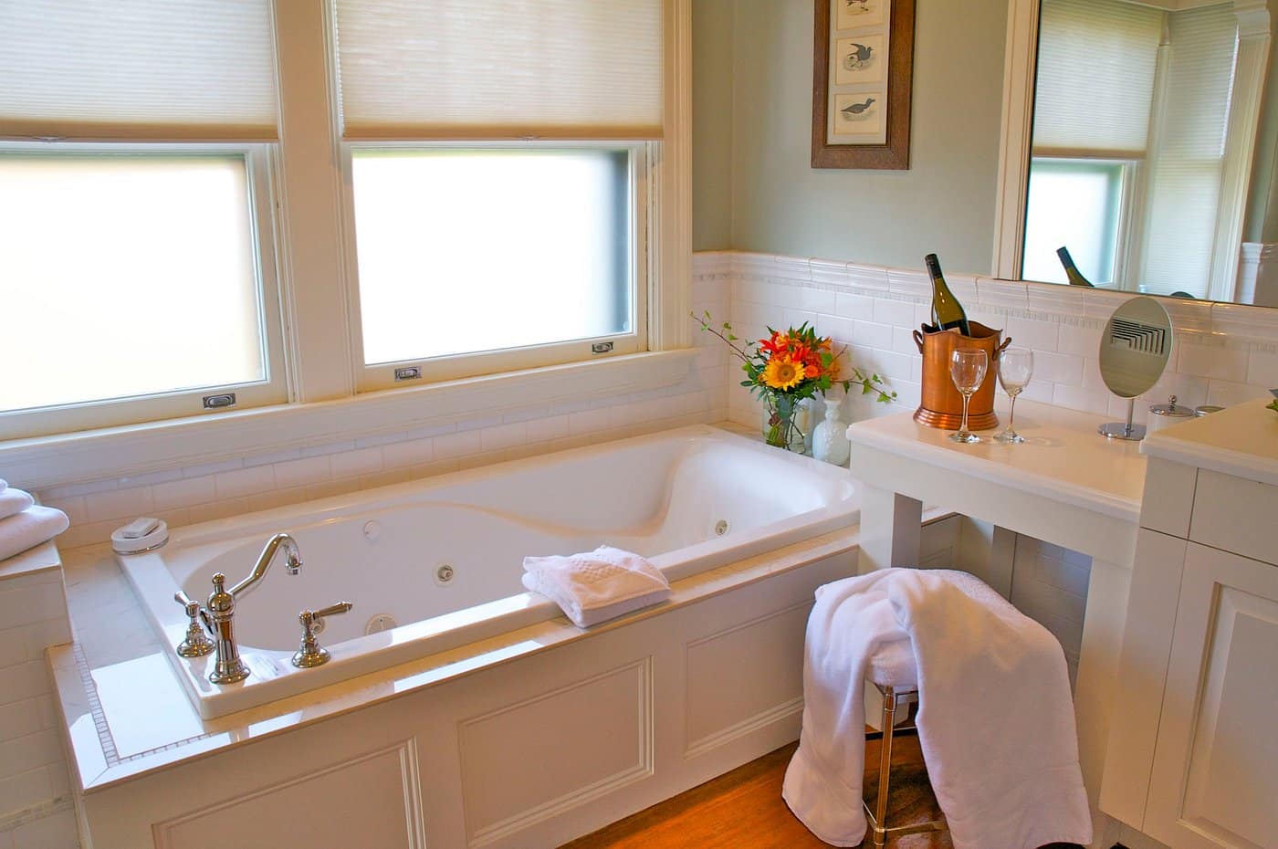 Hilltop Inn has Jacuzzi suites