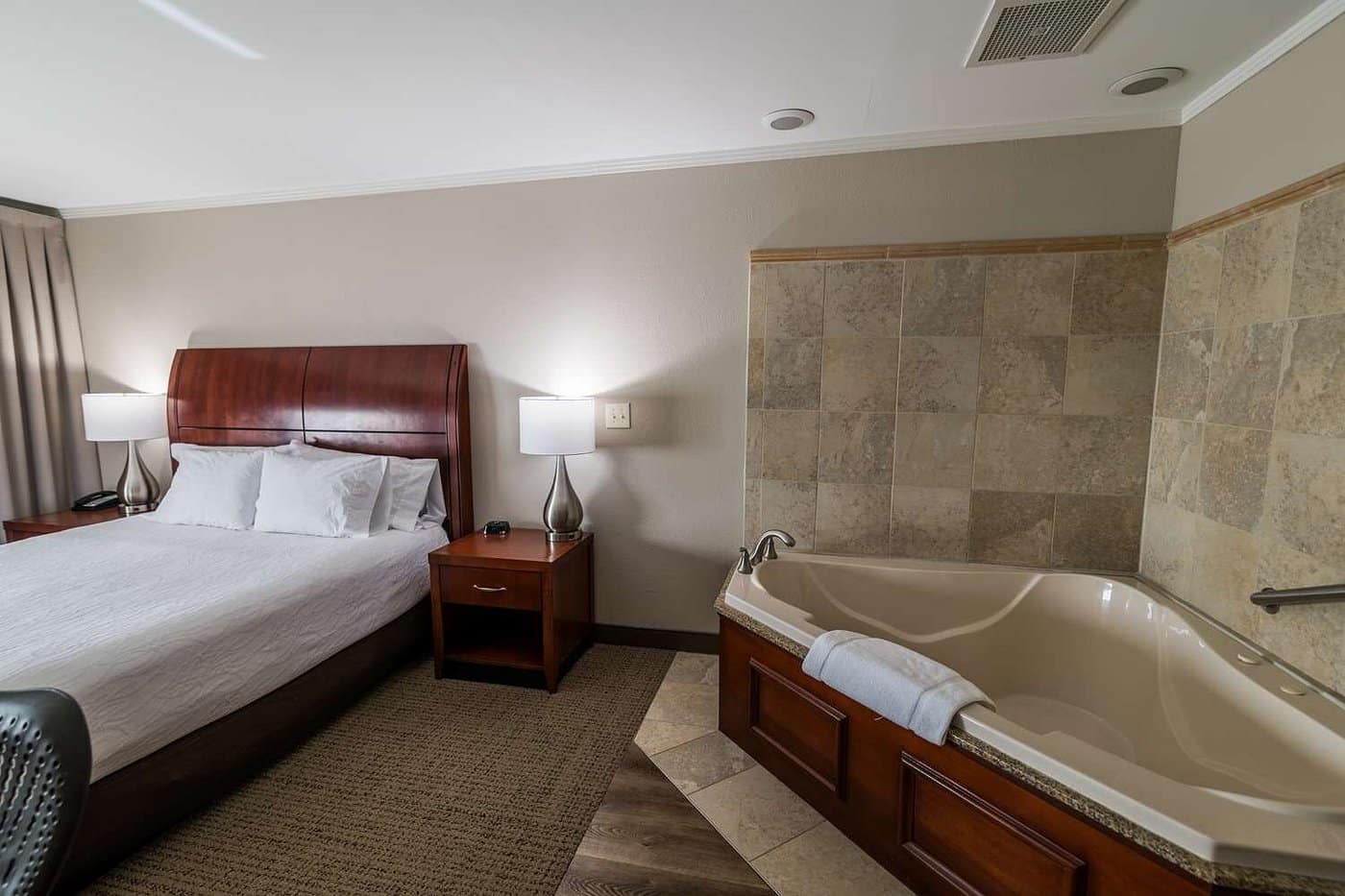 Hilton Garden Inn Bowling Green has Jacuzzi suites