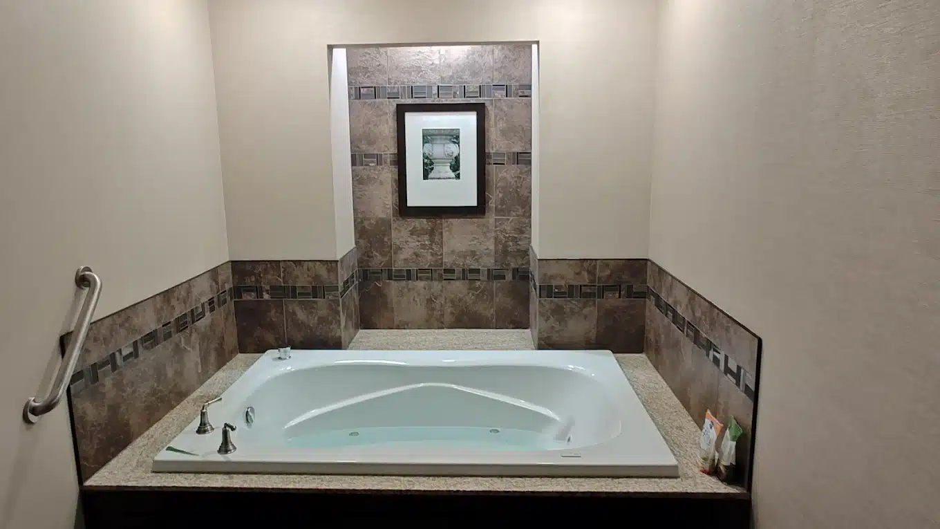 Hilton Garden Inn Findlay has room with private Jacuzzi