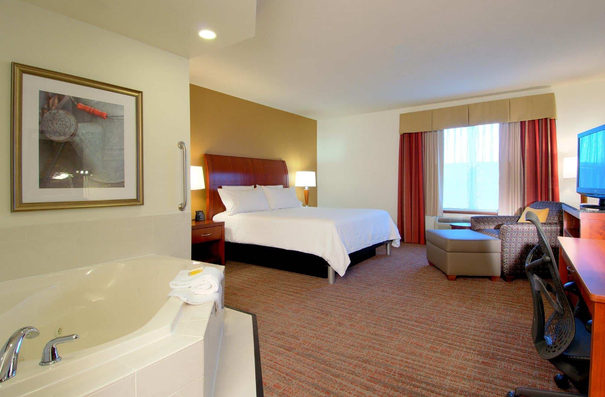 Hilton Garden Inn Rockford has Jacuzzi suites