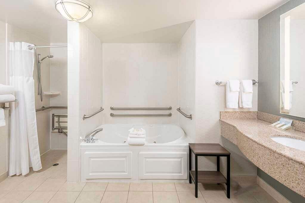 Hilton Garden Inn Scottsdale North/Perimeter Center has Jacuzzi suites