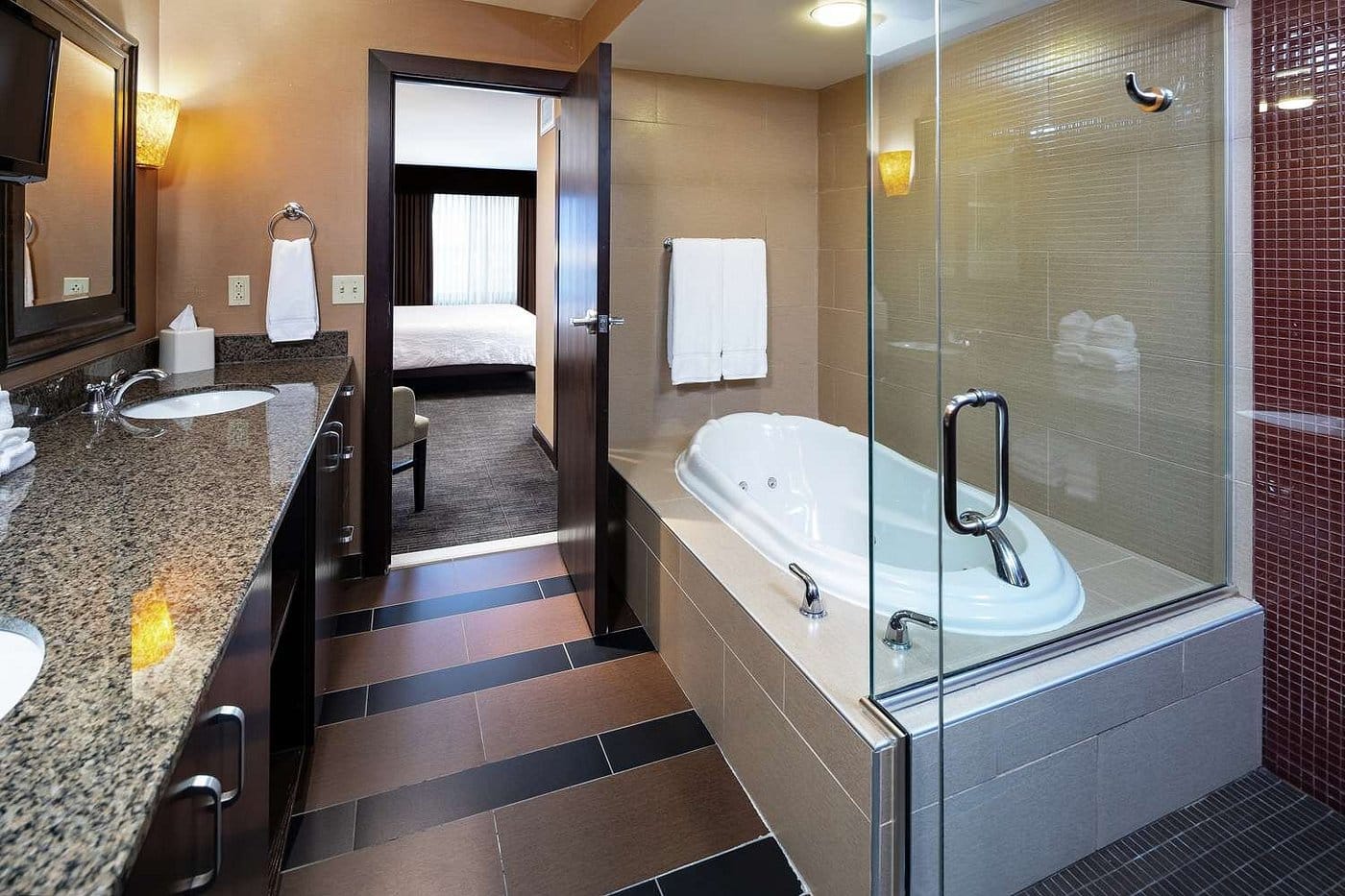 Hilton Garden Inn Sioux Falls South has Jacuzzi suites