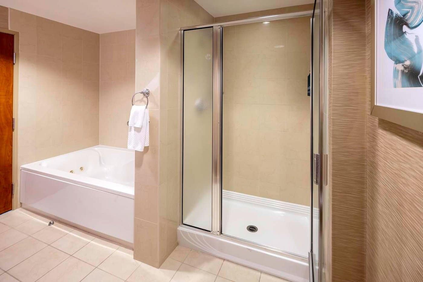 Hilton St. Petersburg Carillon Park has Jacuzzi suites