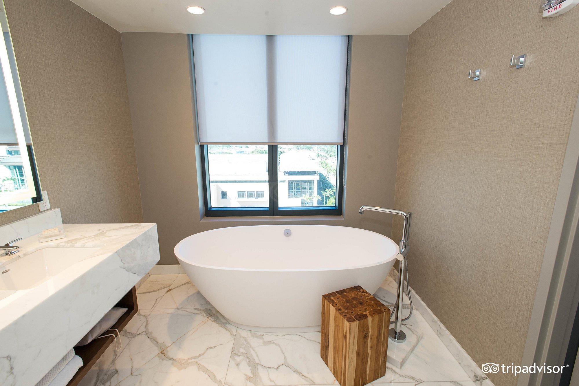 Hilton West Palm Beach has private spa tubs