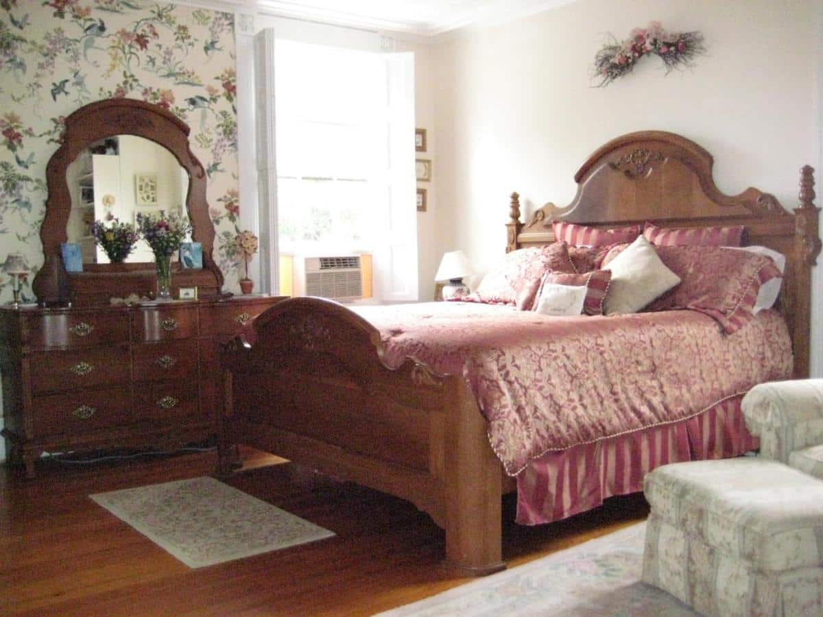Historic Hill Inn has Jacuzzi suites