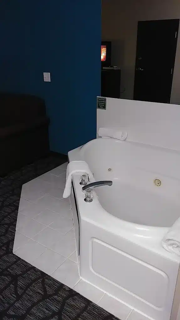 Holiday Inn Express & Suites Lincoln City has Jacuzzi suites