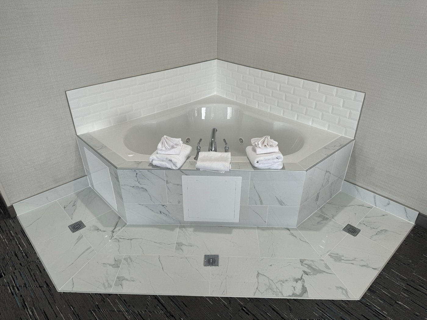 Holiday Inn Express & Suites Manchester-Airport