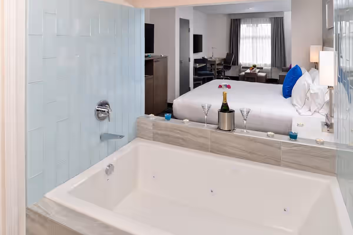 Holiday Inn Express & Suites San Diego – Mission Valley has private hot tub