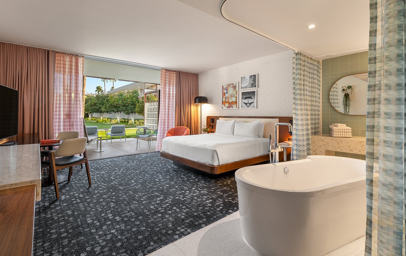 Hotel Valley Ho has hot tub in room