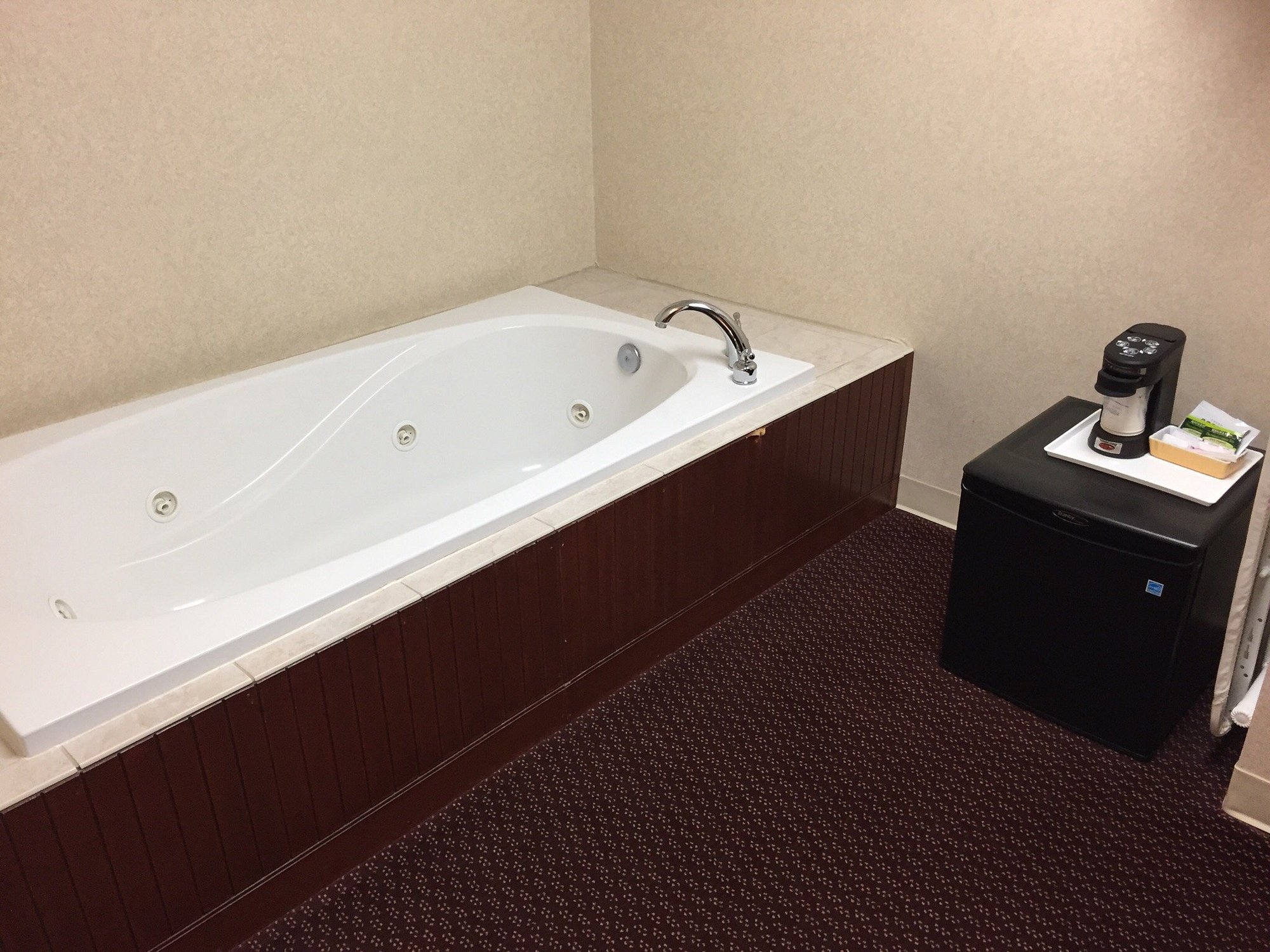 Howard Johnson by Wyndham Traverse City has Jacuzzi suites