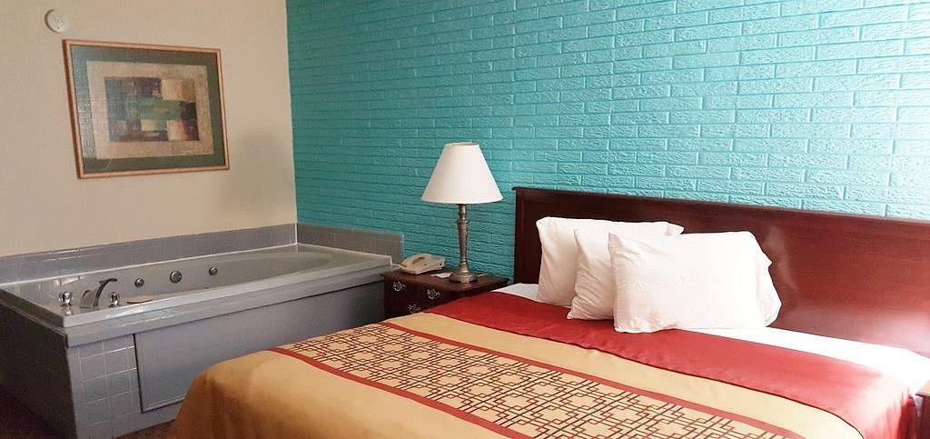Howard Johnson by Wyndham Williamsburg has Jacuzzi suites