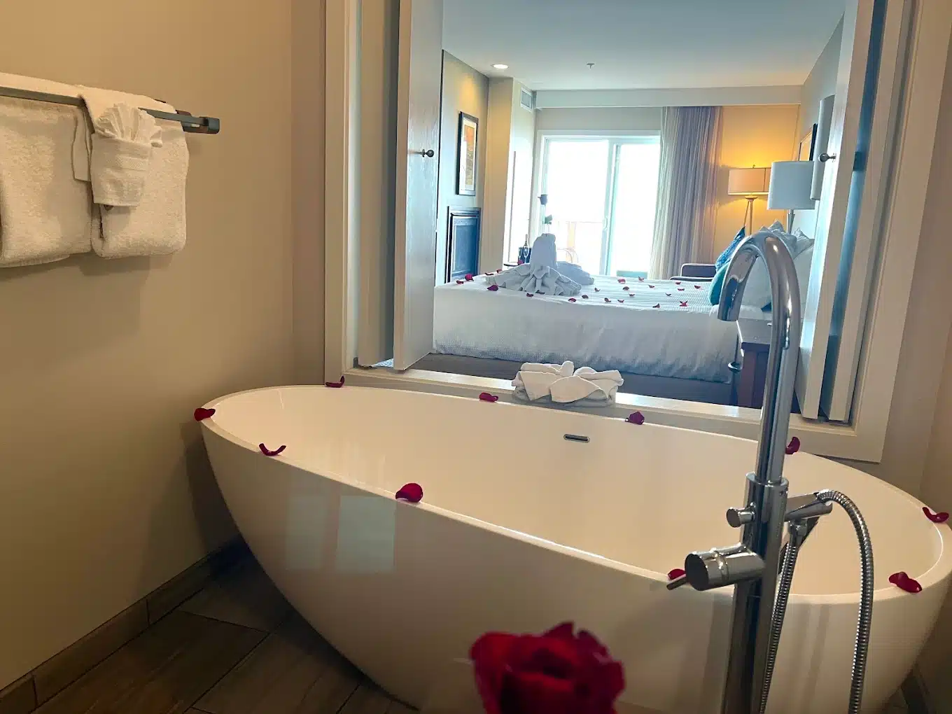 Inn At Nye Beach has Jacuzzi suites