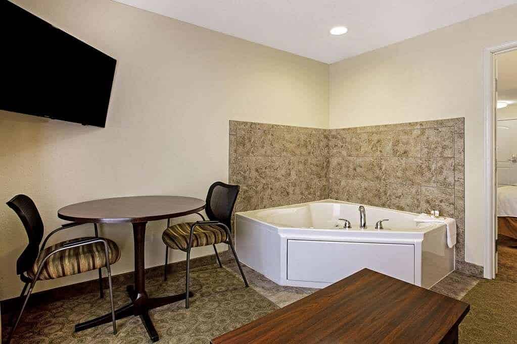 La Quinta Inn & Suites by Wyndham Bismarck has Jacuzzi suites