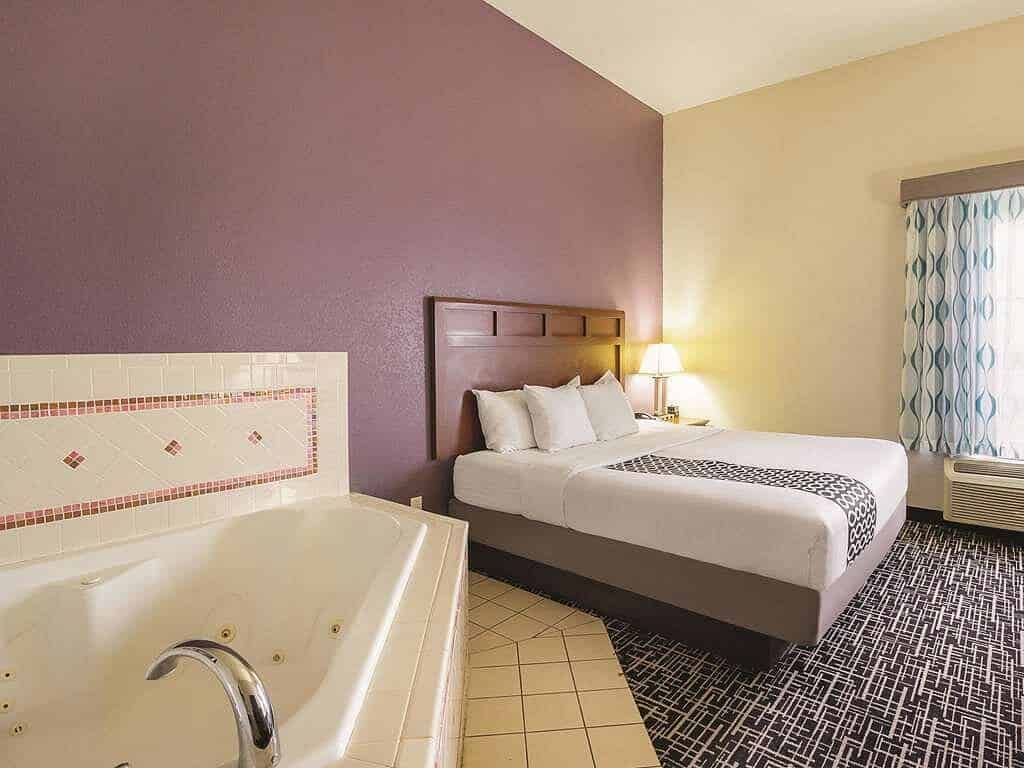 La Quinta Inn & Suites by Wyndham Bowling Green has Jacuzzi suites