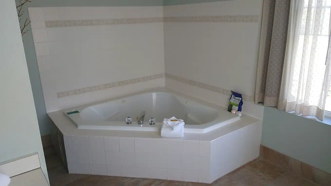 La Quinta Inn & Suites by Wyndham Newport has Jacuzzi suites