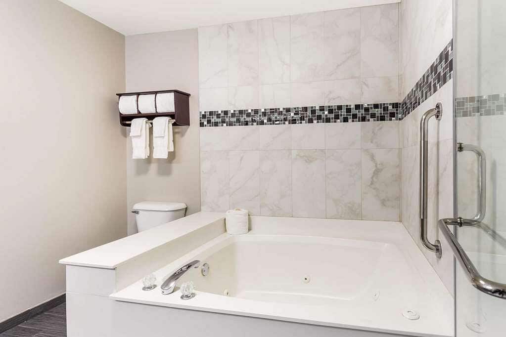 La Quinta Inn & Suites by Wyndham Rockford has Jacuzzi suites