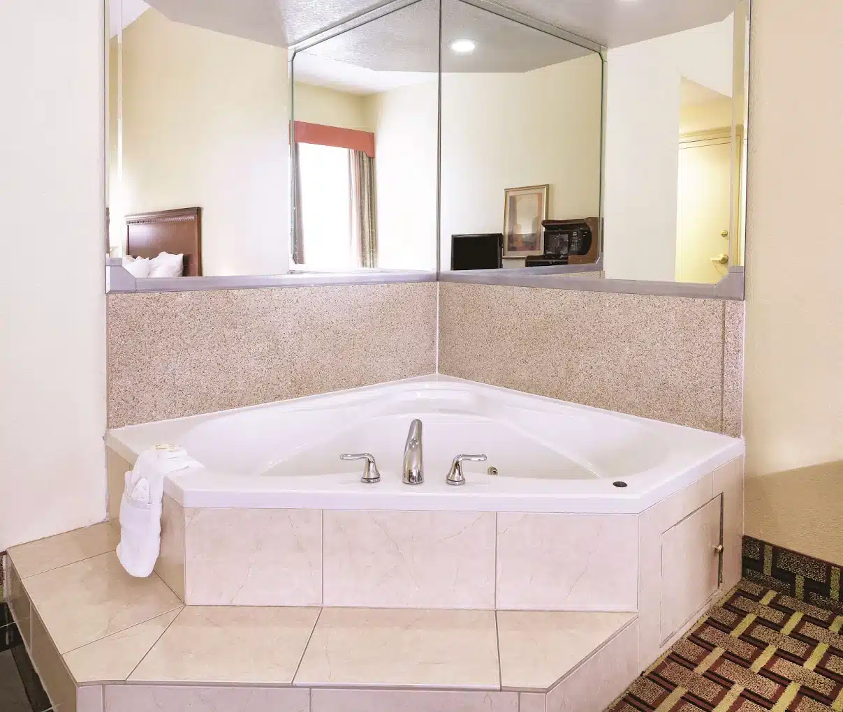 La Quinta Inn & Suites by Wyndham St. Petersburg Northeast has Jacuzzi suites