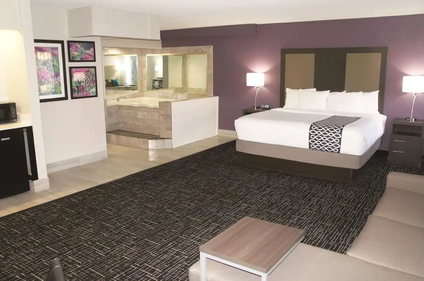 La Quinta Inn by Wyndham Davenport & Conference Center has Jacuzzi suites