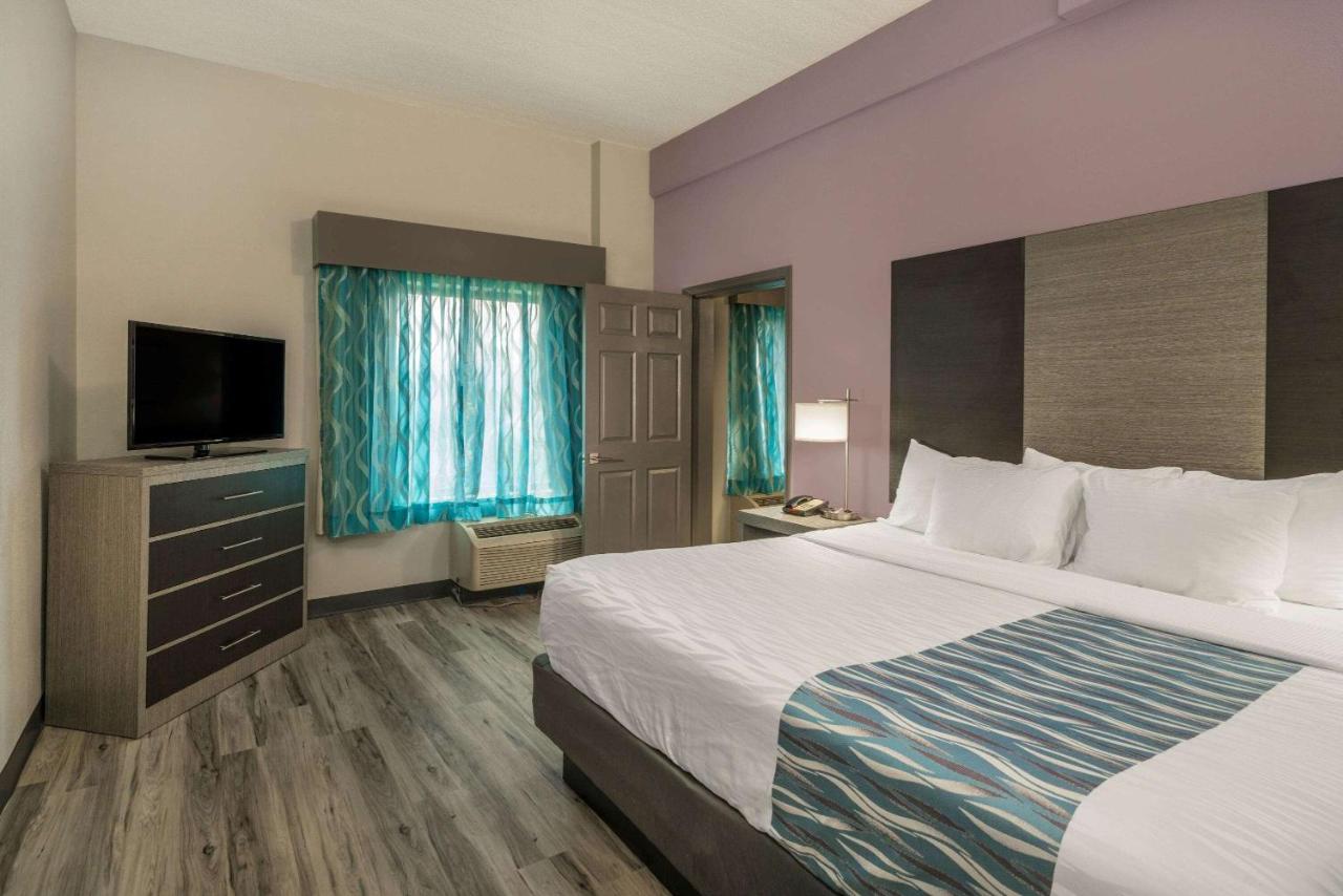 La Quinta by Wyndham-Clarksville has Jacuzzi suites