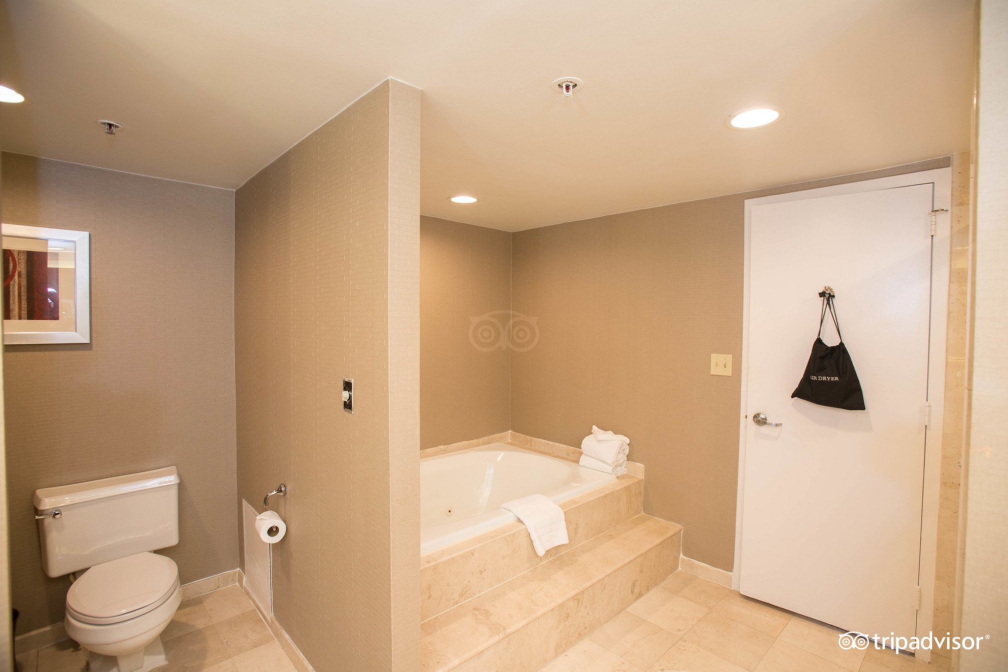 LaGuardia Plaza Hotel has Jacuzzi suites