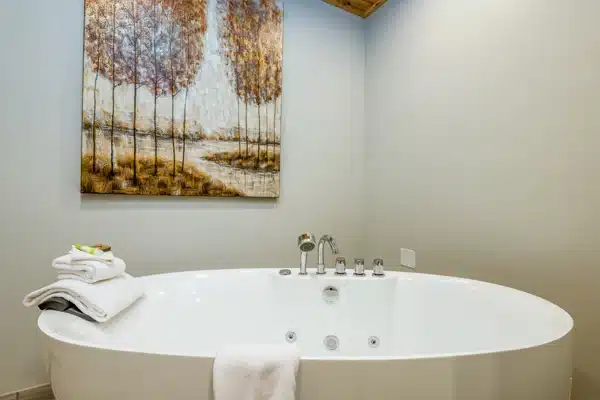 Little Creek Cove Newport has Jacuzzi suites