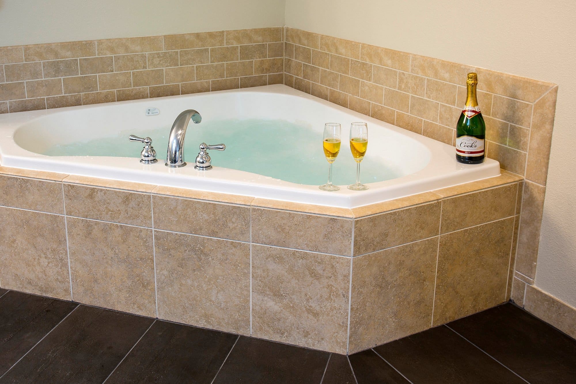 Looking Glass Inn Lincoln City has Jacuzzi suites
