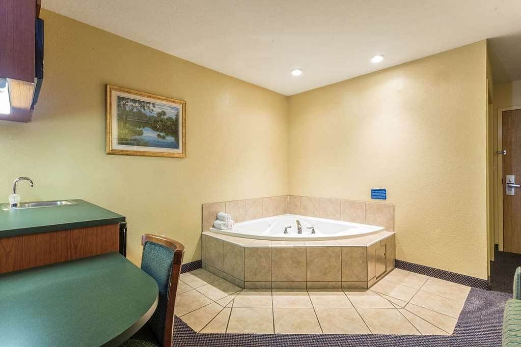 Microtel Inn & Suites by Wyndham Ocala has Jacuzzi suites