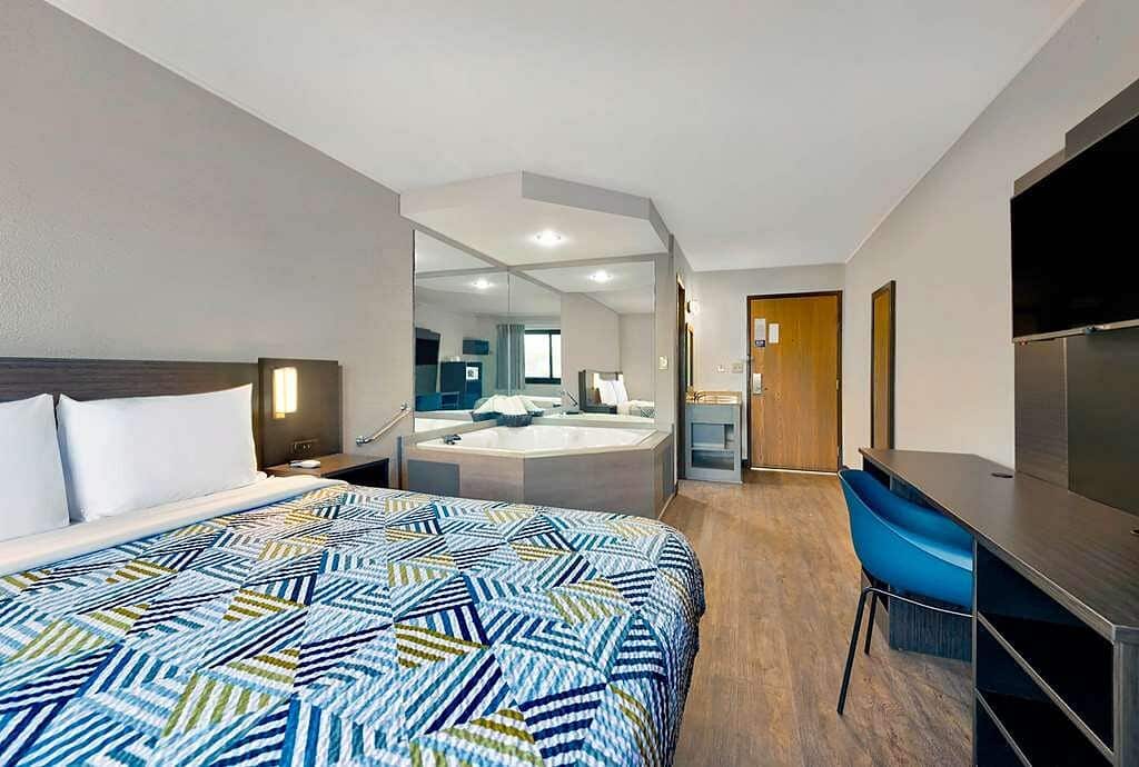 Motel 6 Cedar Rapids - Airport has Jacuzzi suites