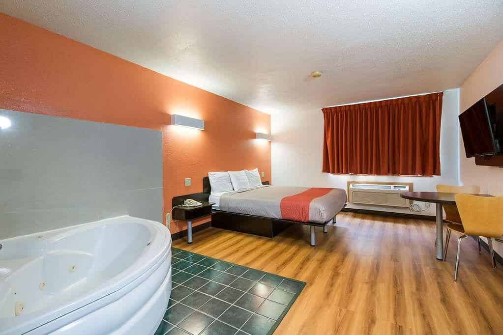 Motel 6 Davenport has Jacuzzi suites