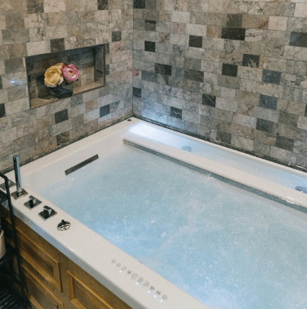 Northern Lights Mansion has Jacuzzi suites