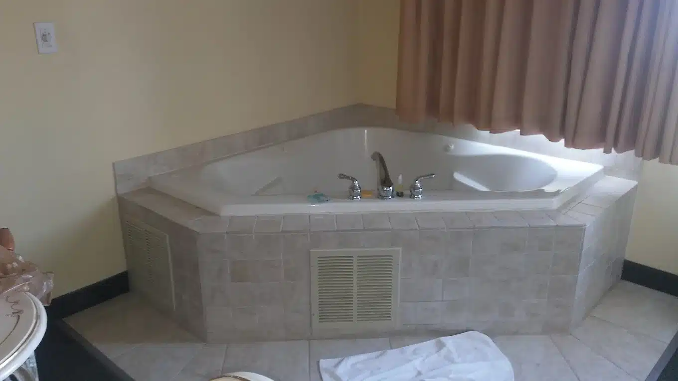 Palace Inn & Suites has Jacuzzi suites