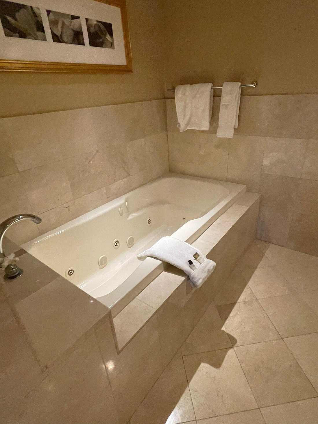 Par-A-Dice Hotel Casino has Jacuzzi suites