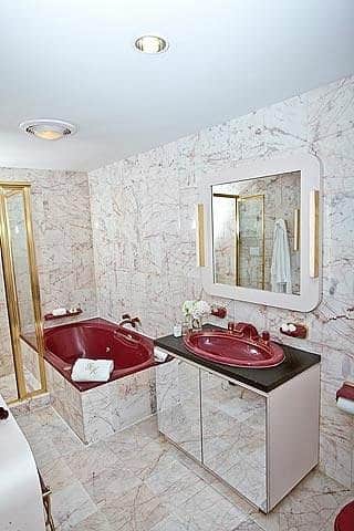 Park House Hotel Brooklyn has Jacuzzi suites