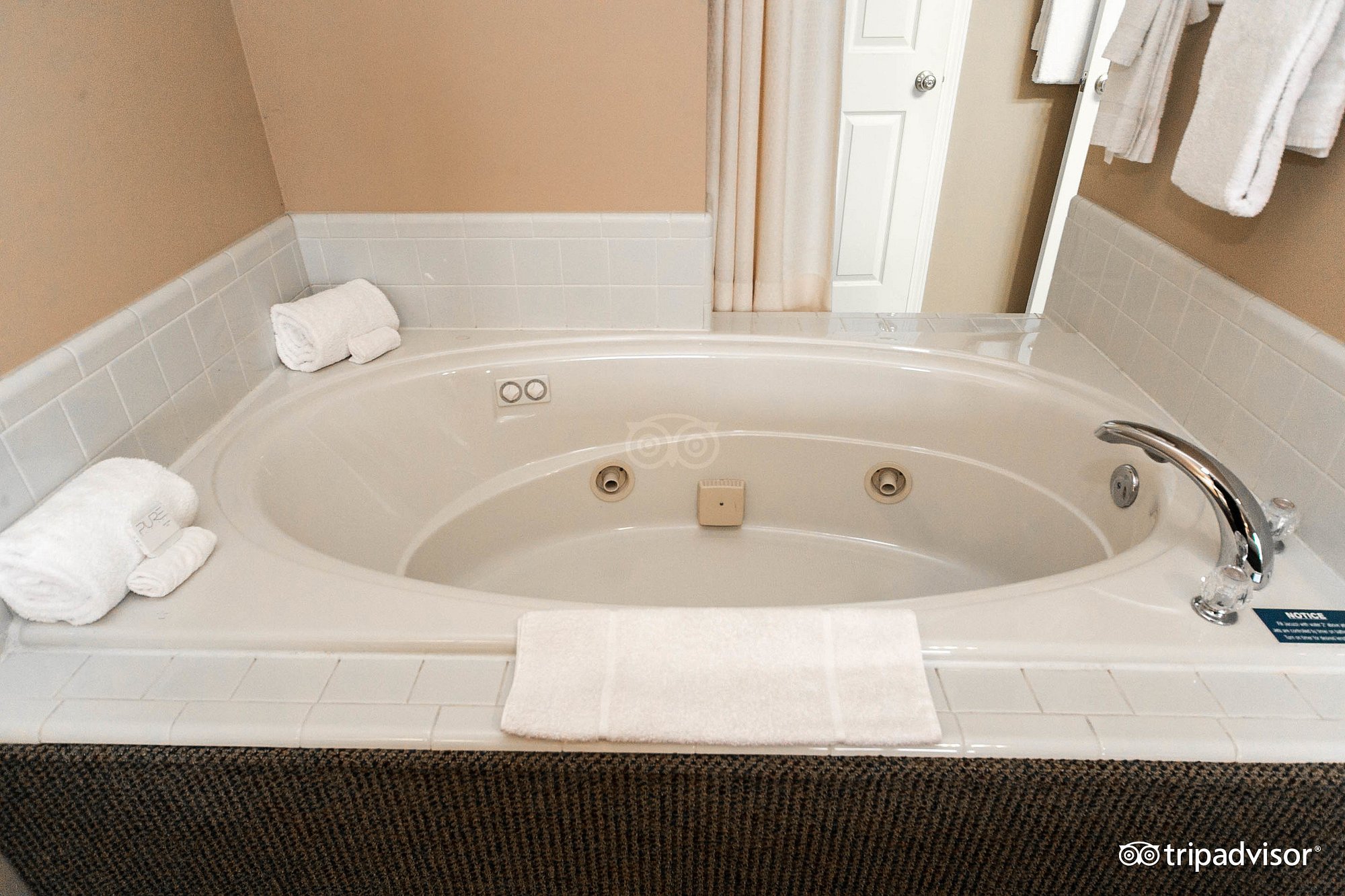 Pointes North Beachfront Resort Hotel has Jacuzzi suites