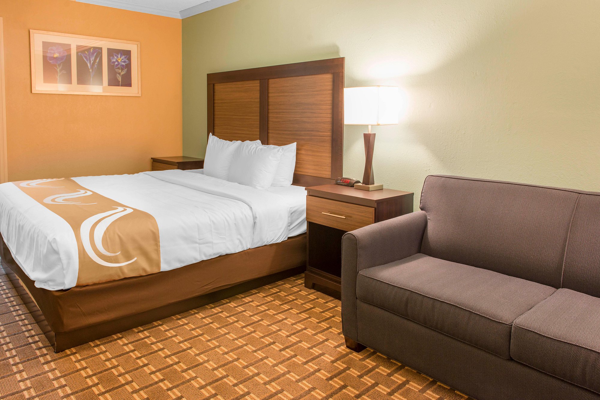 Quality Inn Findlay has hot tub suites