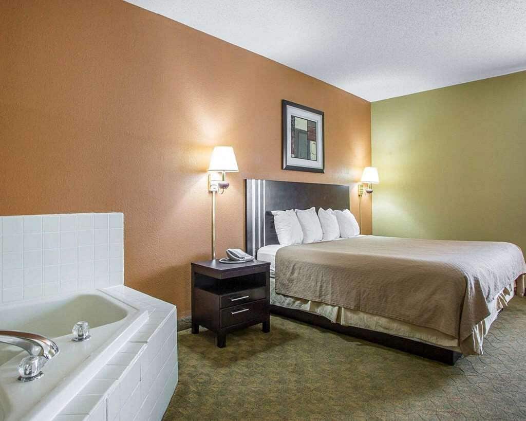 Quality Inn Merrillville has Jacuzzi suites