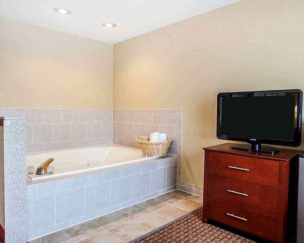 Quality Inn & Suites Davenport Near I-80 has Jacuzzi suites