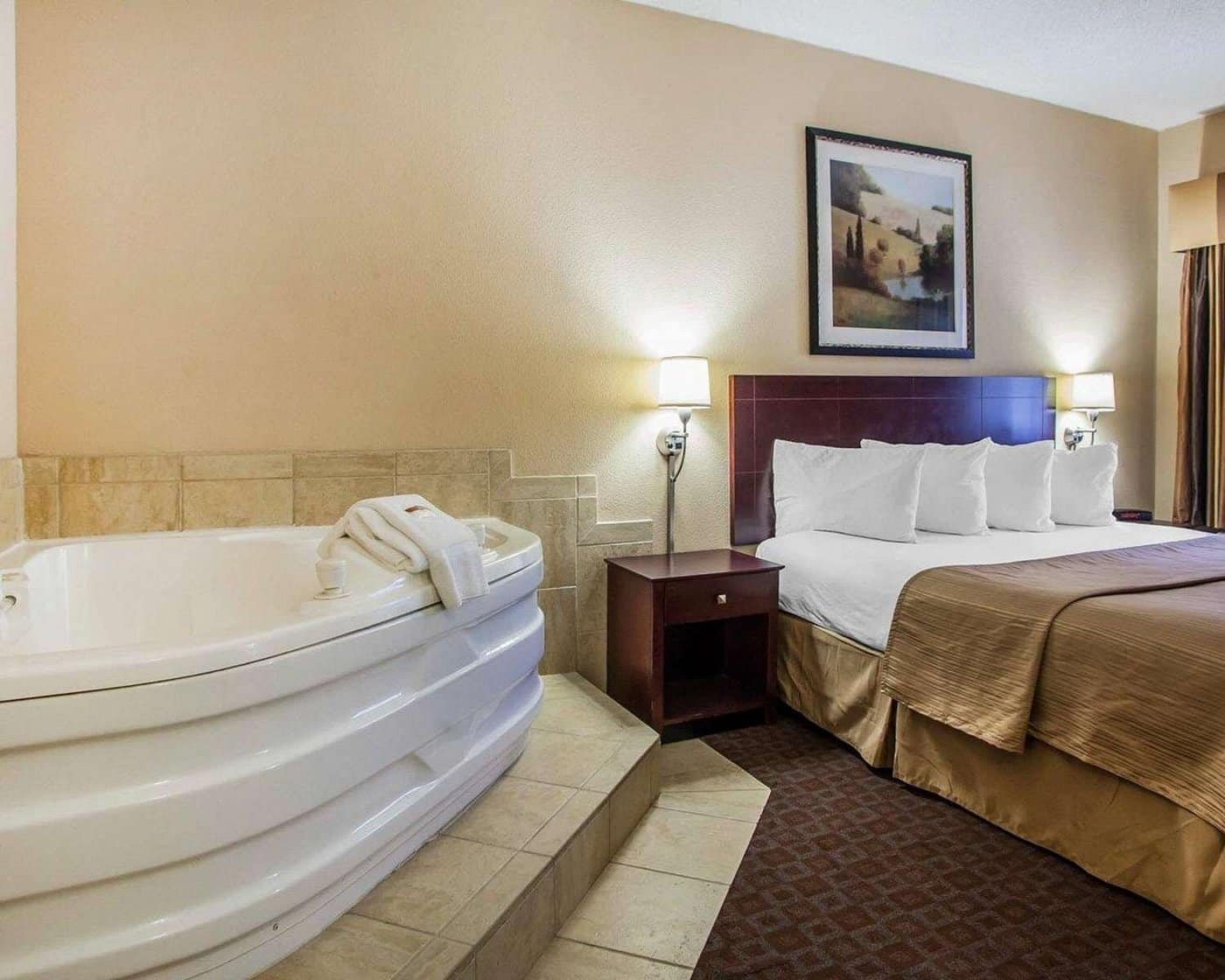 Quality Inn & Suites Peoria has Jacuzzi suites